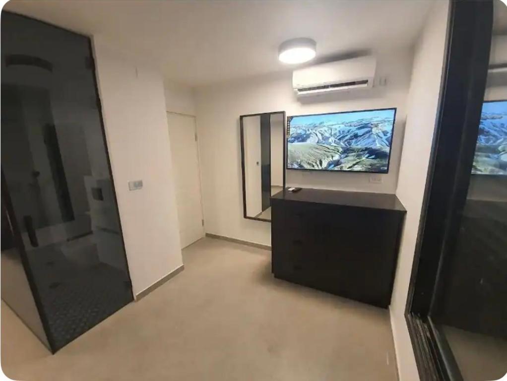 شقة Ryo 11 דירת נופש חדשה על חוף הים נוף לים بات يام المظهر الخارجي الصورة